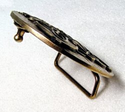 Buckle - Offene Dreifalt, Verschluss