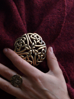 Keltische Plaid-Brosche am Gewand