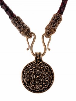 Necklace with filigree pendant