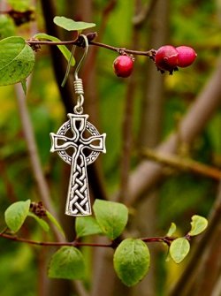 Earring with an irish celtic cross