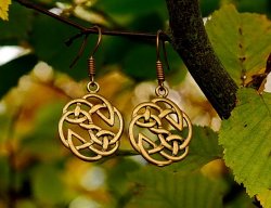 Earring with celtic knot innature