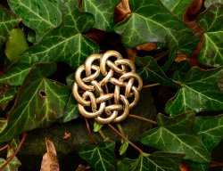 Brooch with celtic knot - bronze