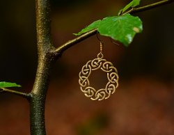 Earrings with Celtic knot wreath