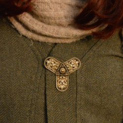 Wikinger-Kleeblattfibel am Gewand