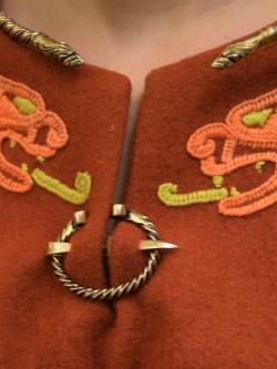 Wikinger-Hufeisenfibel am Gewand