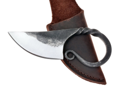 Finger knife with leather sheath