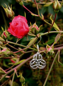 Earring with Celtic triquetra