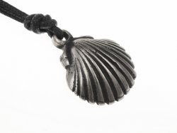 Pilgrims shell amulet - silver