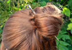 R�mische Haarnadel in Gebrauch