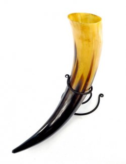 Spiral drinking horn stand