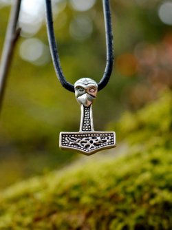 Mjolnir pendant from Mandermark