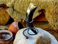 Spiral drinking horn stand