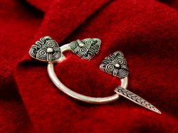 Viking penannular brooch in use