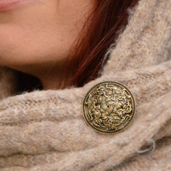 Wikinger-Scheibenfibel am Gewand