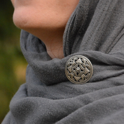 Wikinger-Scheibenibel am Gewand