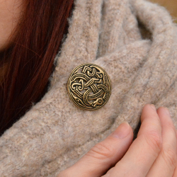 Wikinger-Scheibenfibel am Gewand