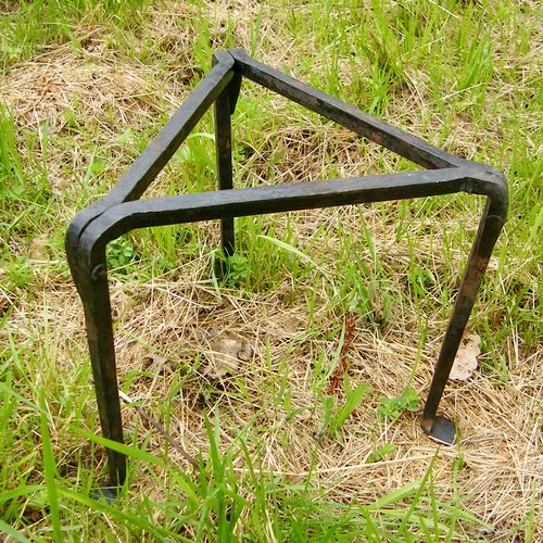 Dreibein Pfannenrost Mittelalter geschmiedet. Auch Großhandel. - Pera ...