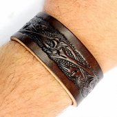 Leder-Armband mit floralem Motiv